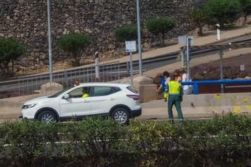  Encomiable servicio de auxilio de una patrulla de la Guardia Civil de Tráfico en Telde/Reportaje Antonio Rico.